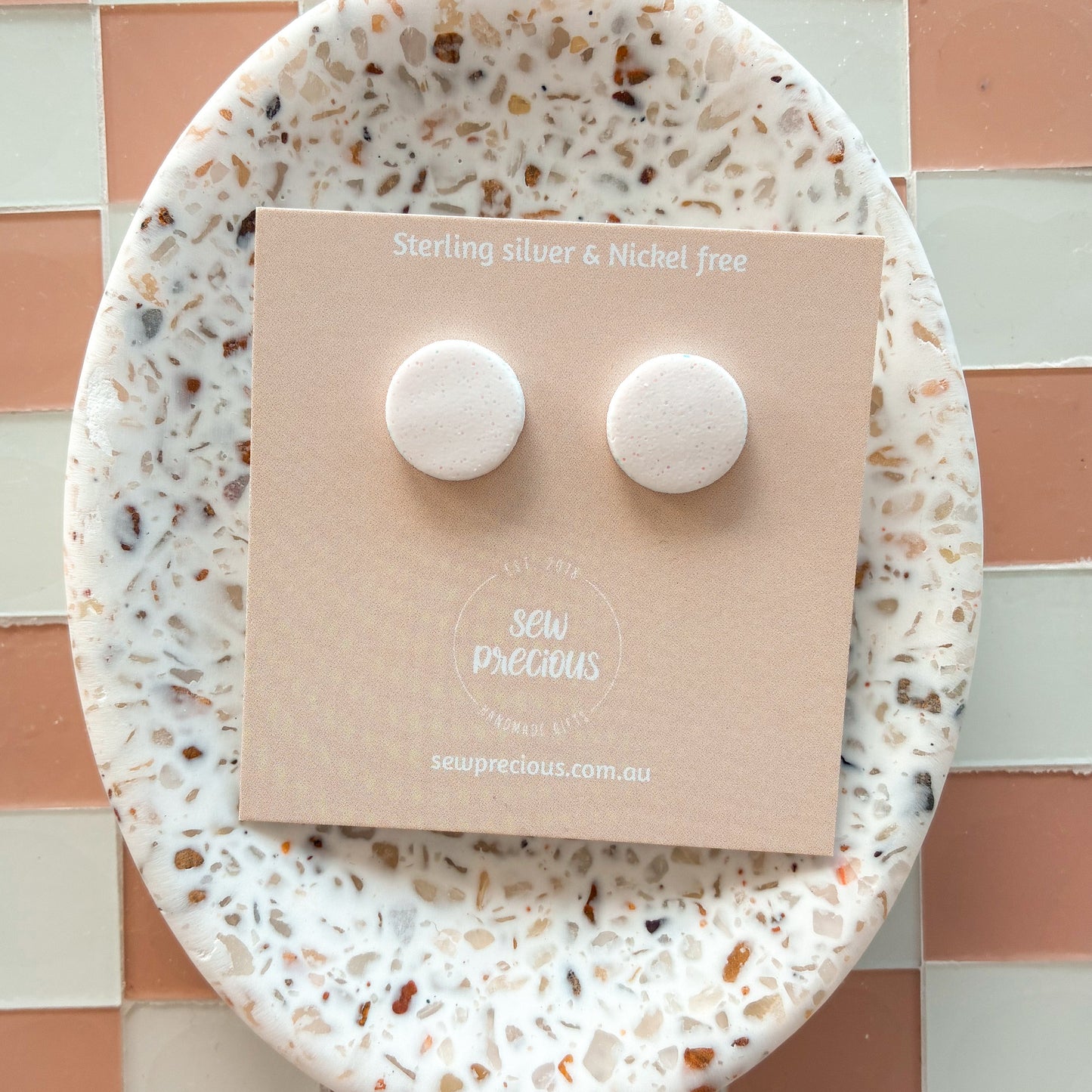 Pearl speckle studs
